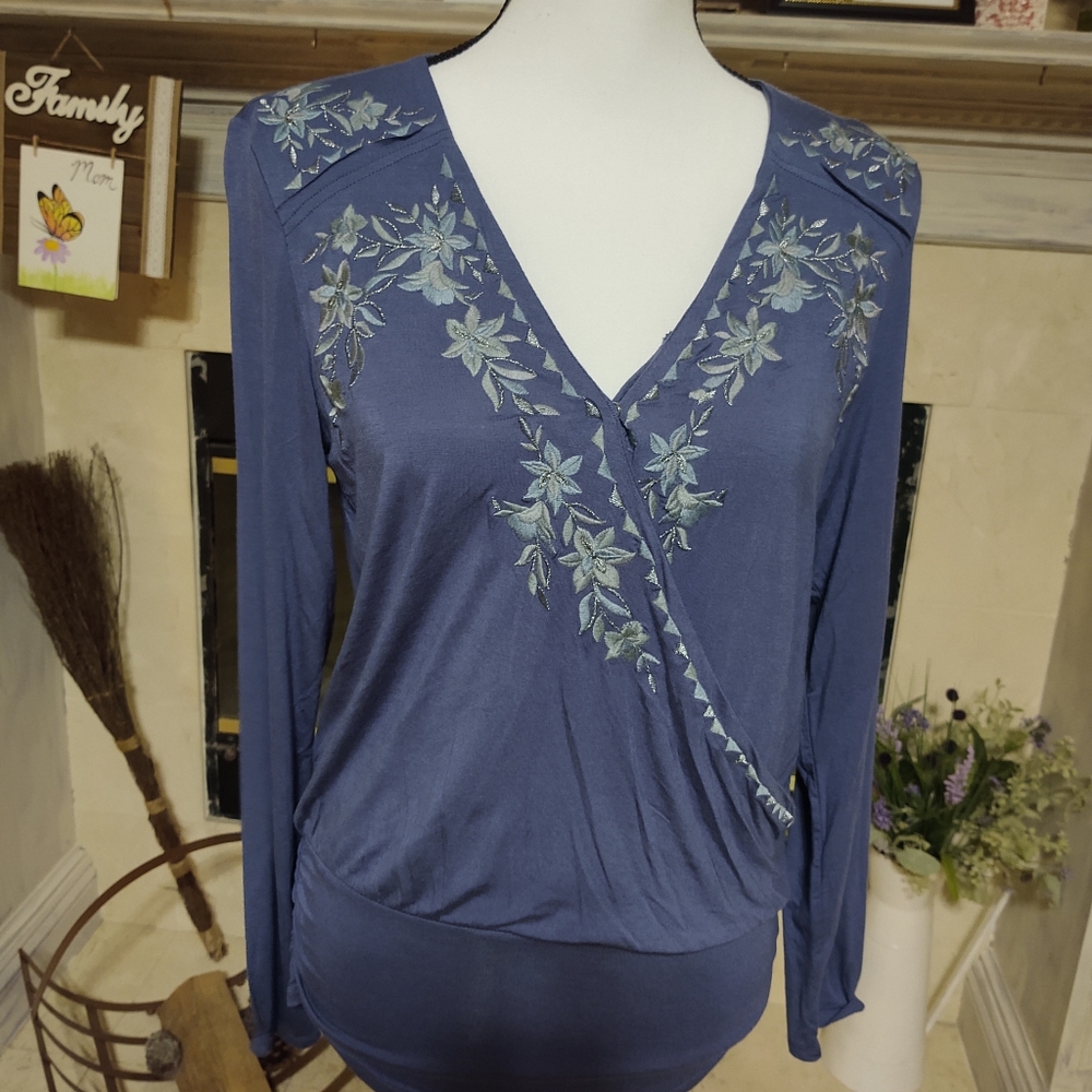 🛍️NWOT. Kelly Renee long sleeved top